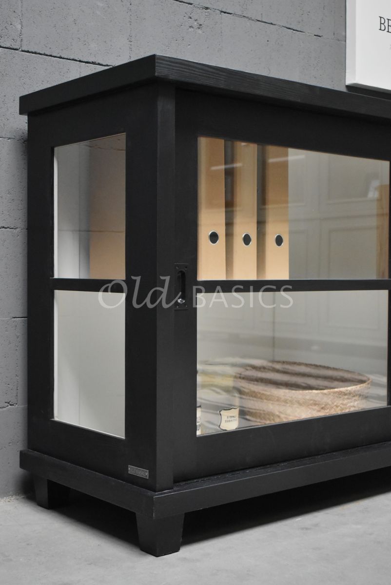 Detail van Dressoir Bordeaux, 3 deuren, RAL9005, zwart, materiaal hout
